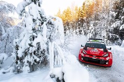 Evans brengt Toyota naar historische overwinning in rally van Zweden