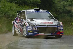 Nederlands rallykampioen Bob de Jong aan de start van GTC Rally