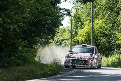 Neuville verslaat de titelkandidaten