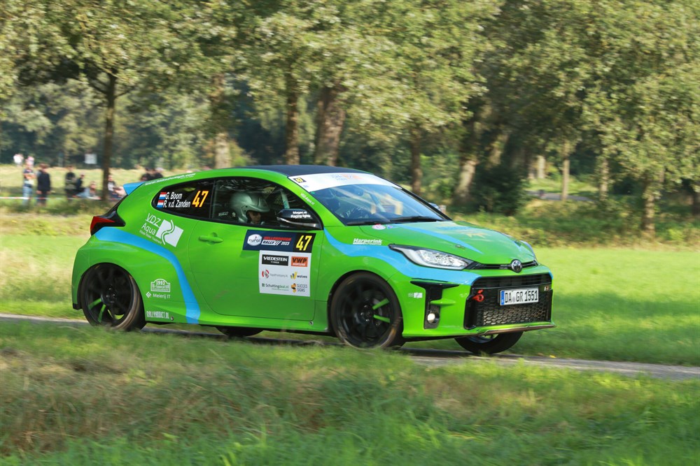 Tevreden gezichten bij VDZ Racing na finish in Hellendoorn Rally