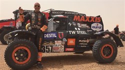 Tim Coronel vliegt door de duinen 